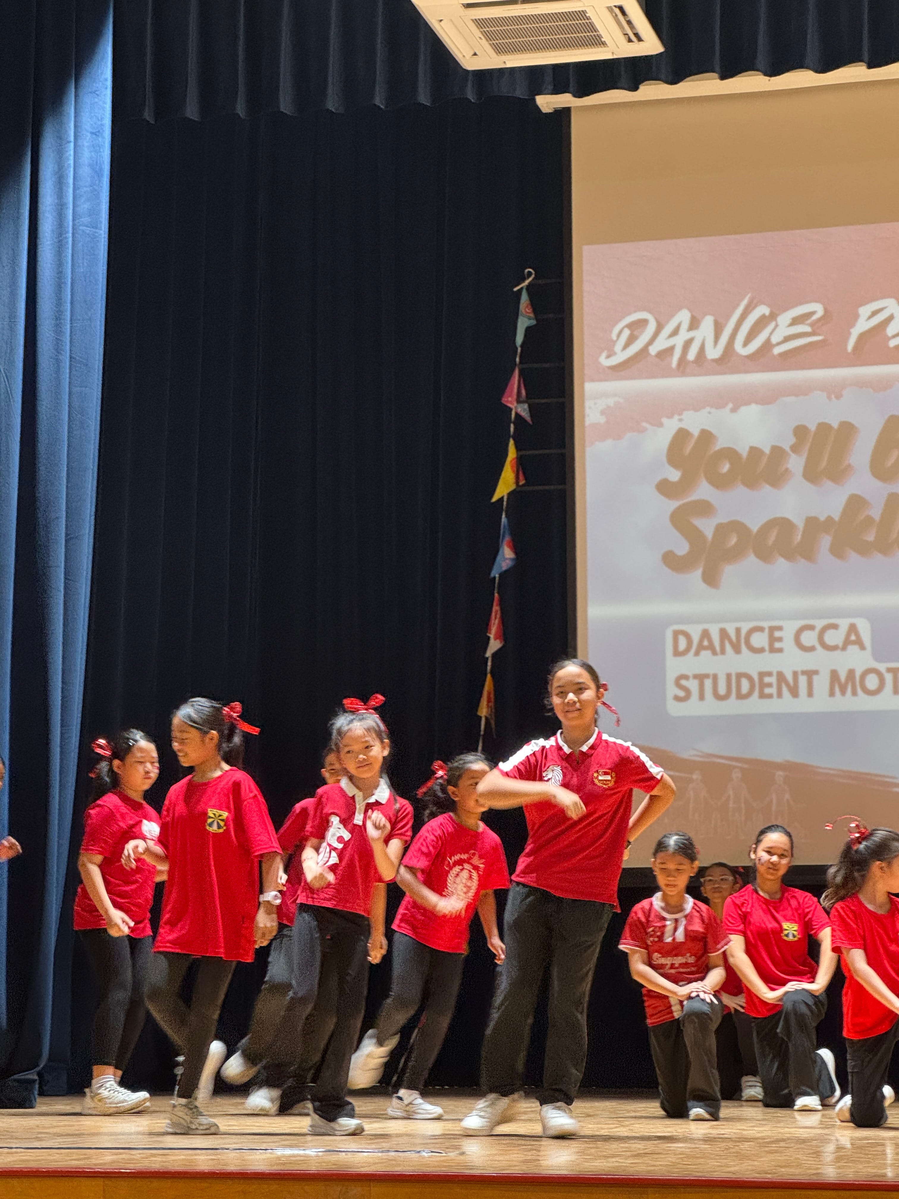  👟 Moving in Synergy: Radiating positivity, our dancers and P4 motivators capture the crowd's hearts as they dance to the uplifting beats of "You'll Be Okay" and "Sparkle". 